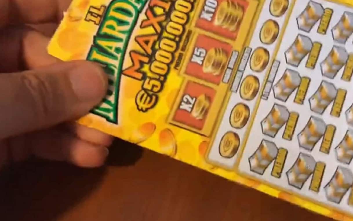 Scappa col Gratta e vinci per non dividerlo col fidanzato ma il biglietto non era vincente